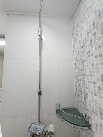 욕실 타일 깨짐 교체 — 샤워기 재설치 후 완료