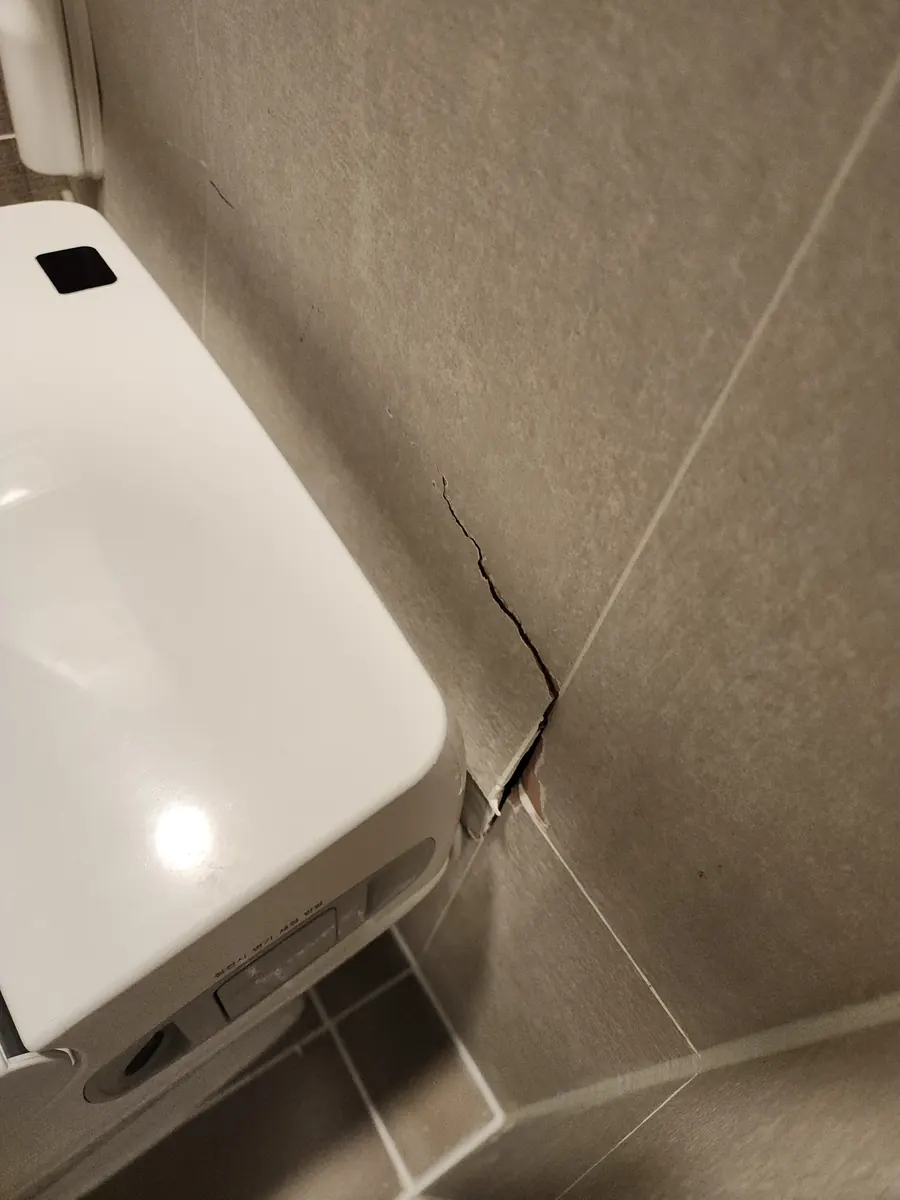 변기 뒤 타일 깨짐 보수 — 변기 뒤 벽타일 금과 깨짐